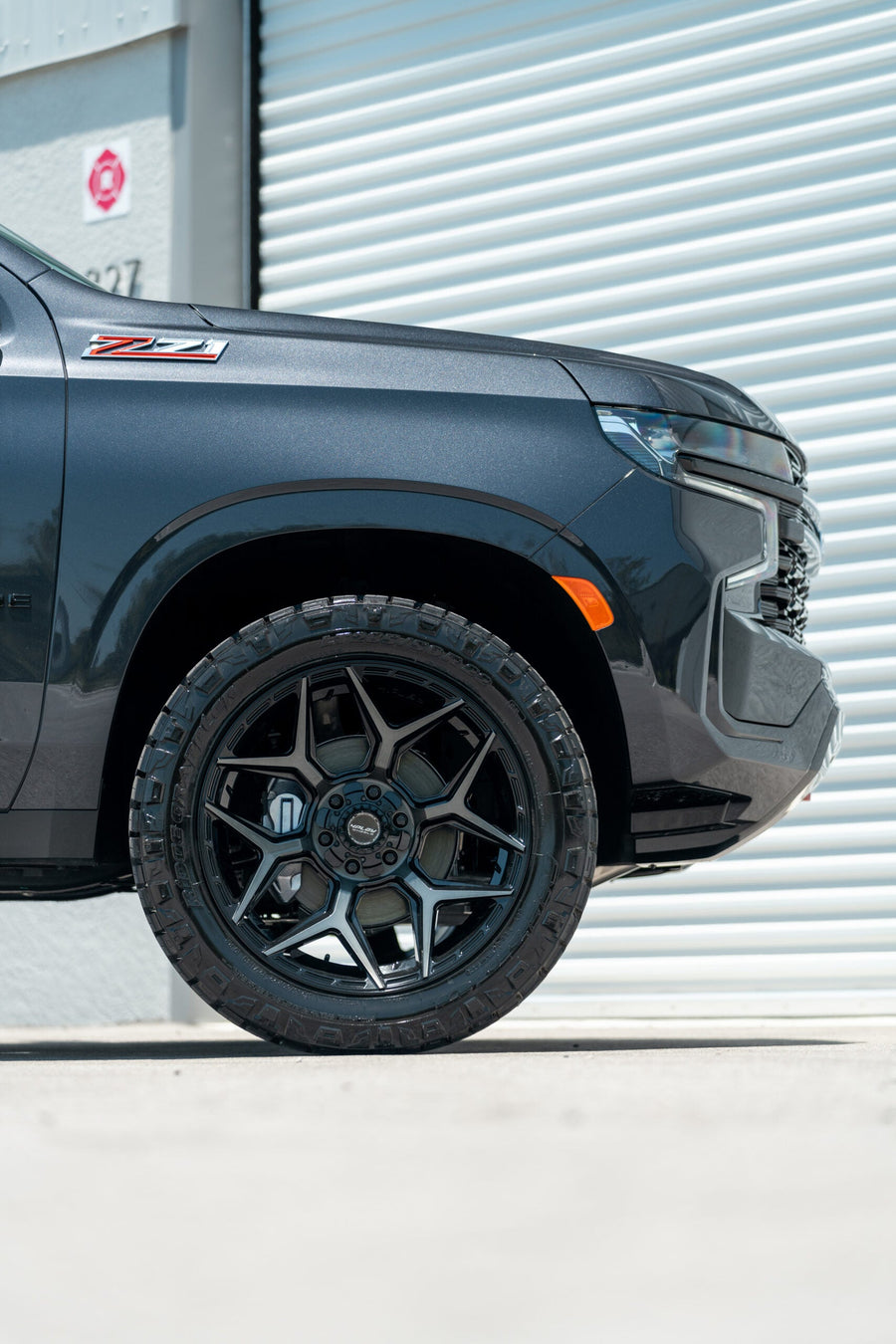 CHEVROLET TAHOE Z71 4PLAY WHEELS 4P06 22X10 285X50X22 NITTO TIRES