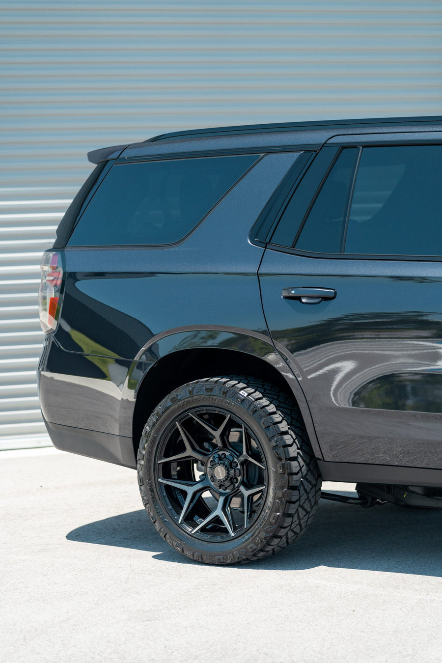 CHEVROLET TAHOE Z71 4PLAY WHEELS 4P06 22X10 285X50X22 NITTO TIRES