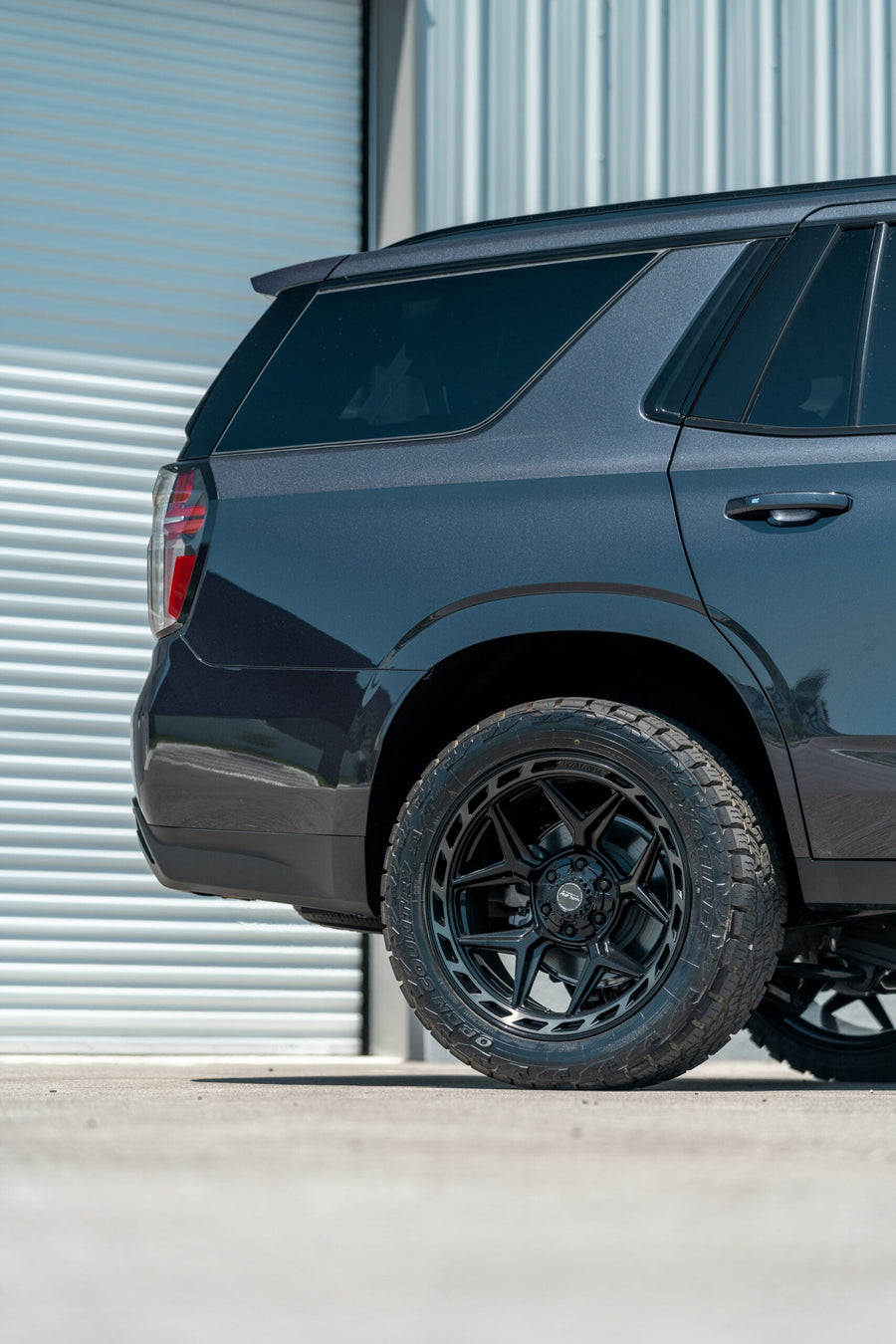 CHEVROLET TAHOE Z71 4PLAY WHEELS 4P55 22X10 33X12.5X22 TOYO TIRES