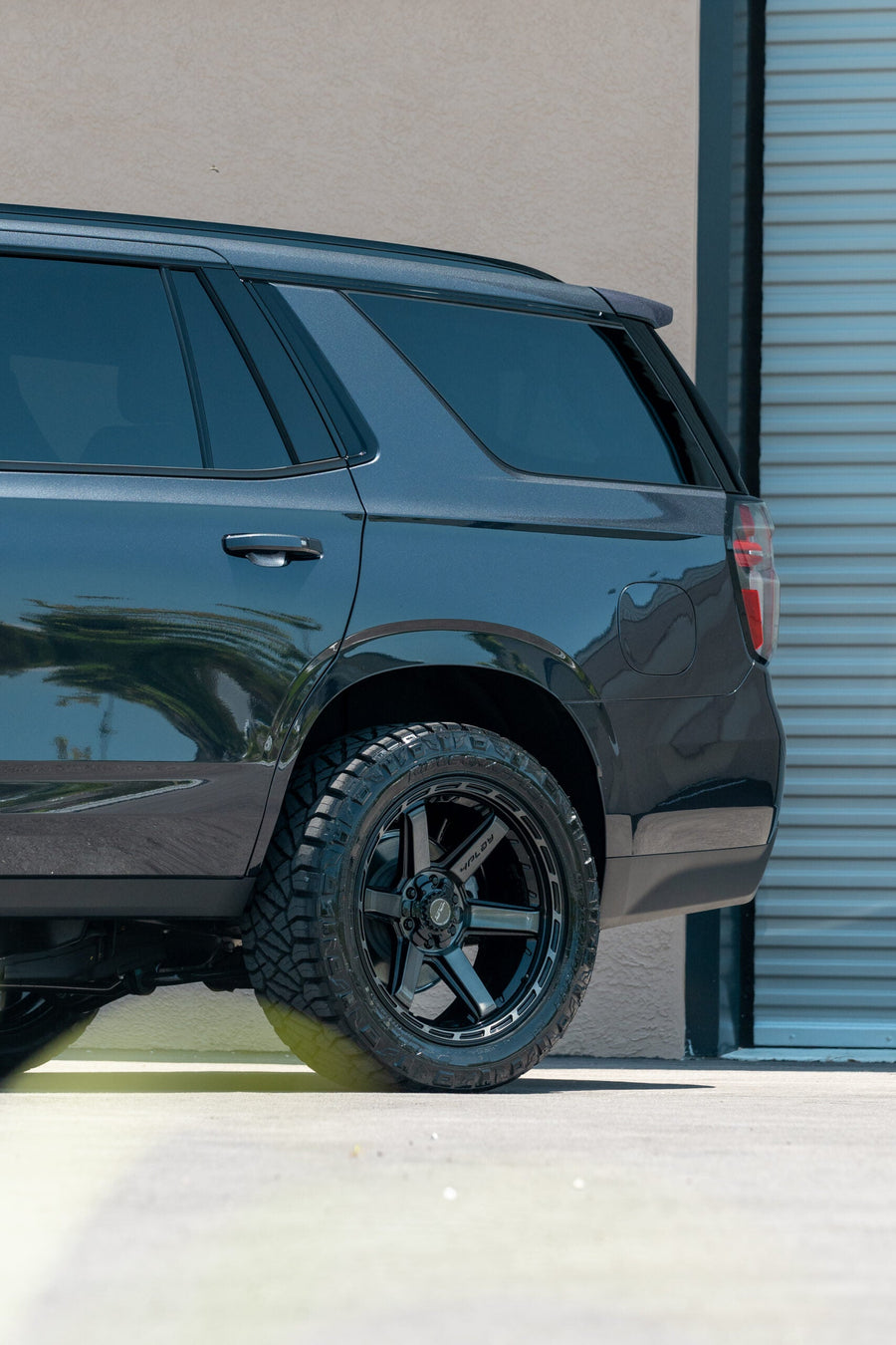 CHEVROLET TAHOE Z71 4PLAY WHEELS 4P63 22X10 285X50X22 NITTO TIRES