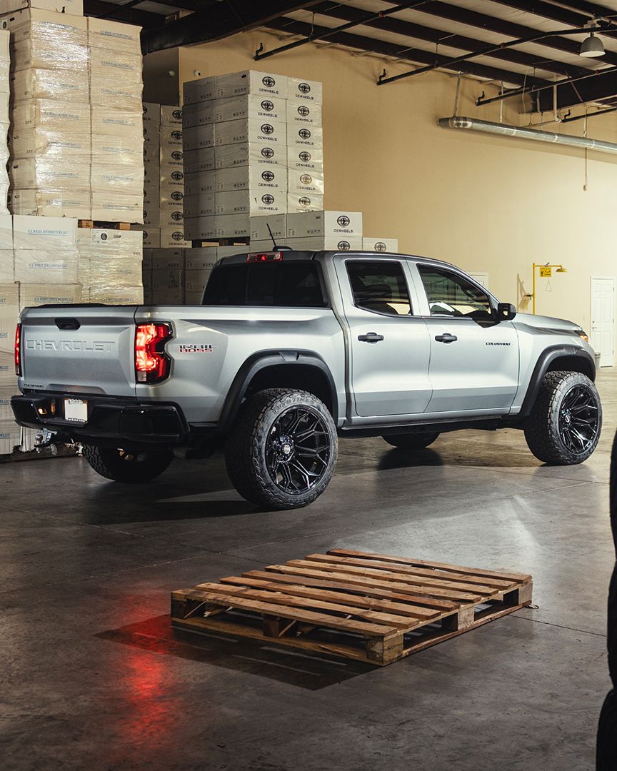 Chevrolet Colorado Trail Boss 4PLAY Wheels 4P83 Gloss Black 22x12 Rims 33x12.5x22 Toyo Open Country Tires Stock Suspension