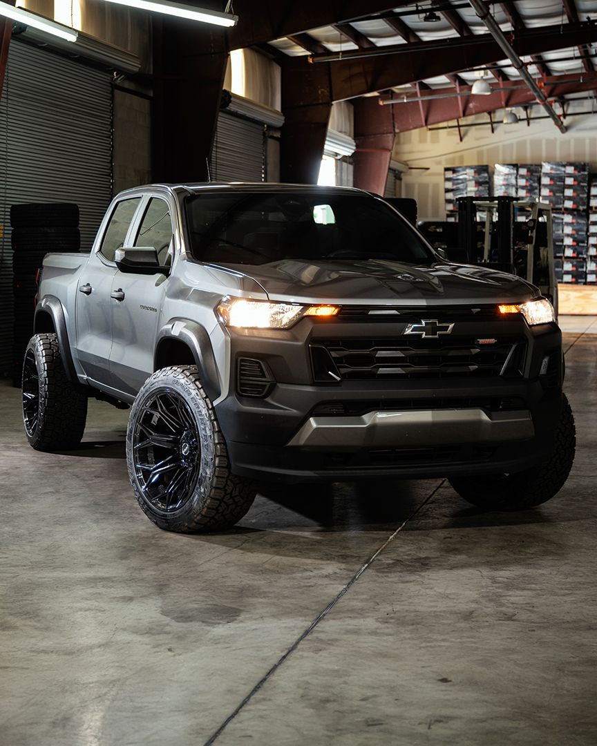 Chevrolet Colorado Trail Boss 4PLAY Wheels 4P83 Gloss Black 22x12 Rims 33x12.5x22 Toyo Open Country Tires Stock Suspension