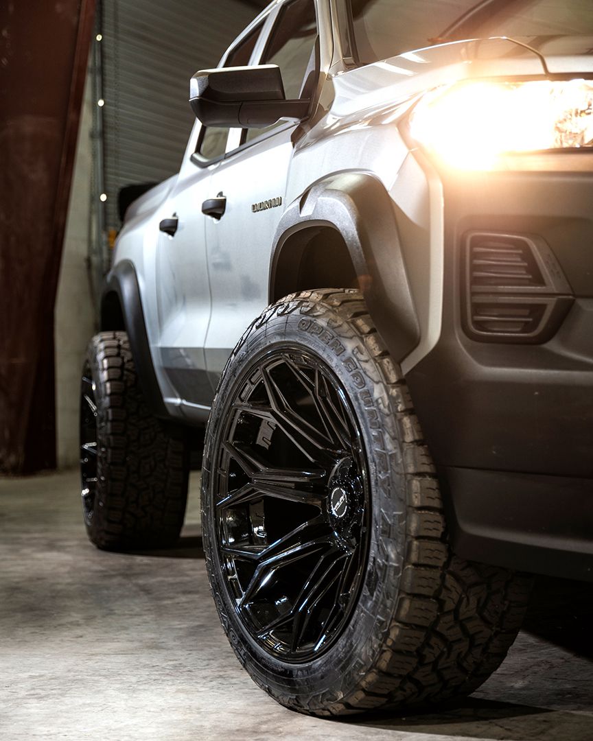 Chevrolet Colorado Trail Boss 4PLAY Wheels 4P83 Gloss Black 22x12 Rims 33x12.5x22 Toyo Open Country Tires Stock Suspension