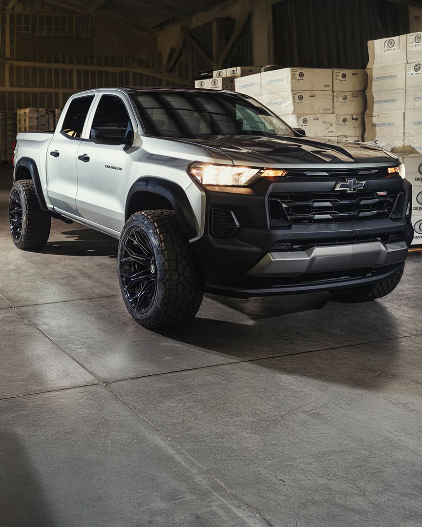 Chevrolet Colorado Trail Boss 4PLAY Wheels 4P83 Gloss Black 22x12 Rims 33x12.5x22 Toyo Open Country Tires Stock Suspension