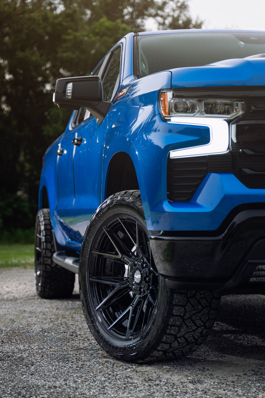 Chevy Silverado Z71 Trail Boss 4PLAY Wheels 4P40 22x10 33x12.5x22 Nitto Recon Grappler