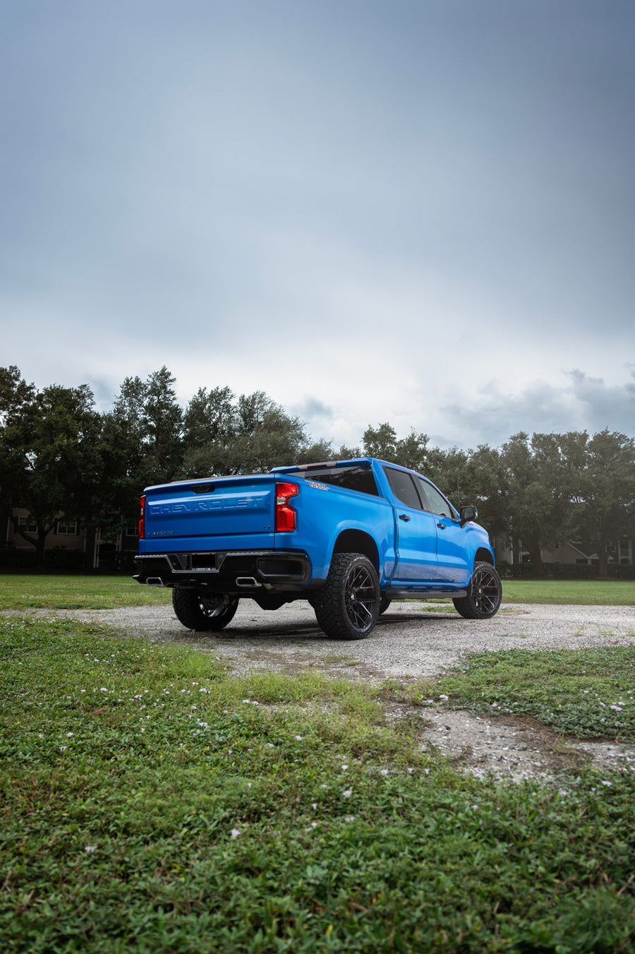 Chevy Silverado Z71 Trail Boss 4PLAY Wheels 4P40 22x10 33x12.5x22 Nitto Recon Grappler