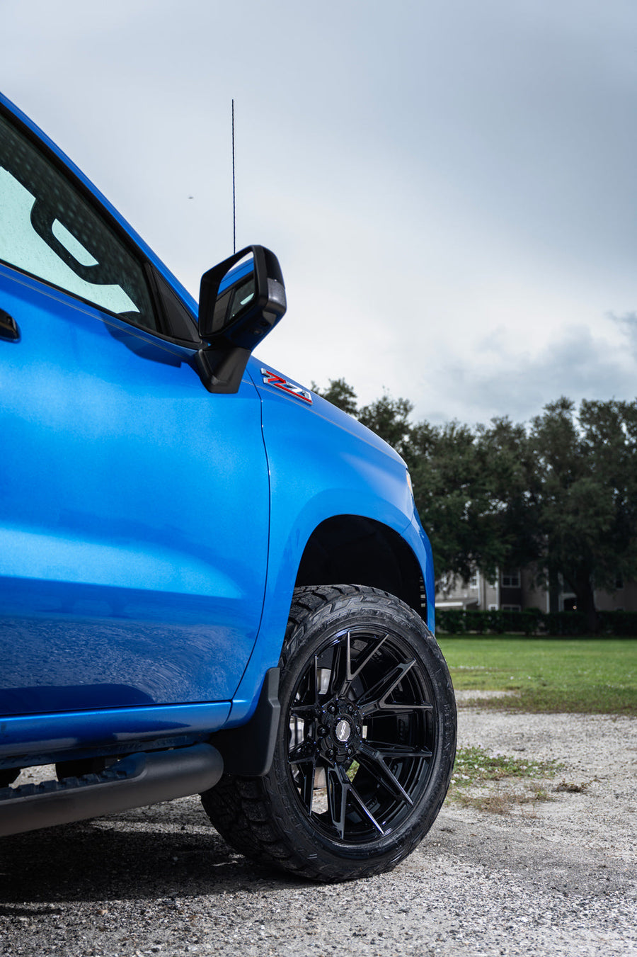 Chevy Silverado Z71 Trail Boss 4PLAY Wheels 4P40 22x10 33x12.5x22 Nitto Recon Grappler