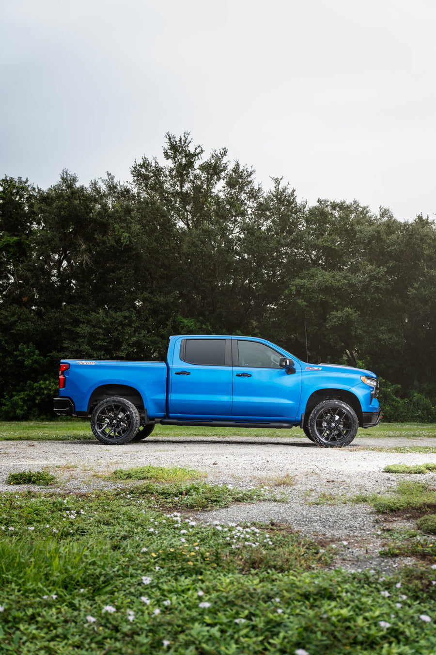Chevy Silverado Z71 Trail Boss 4PLAY Wheels 4P40 22x10 33x12.5x22 Nitto Recon Grappler