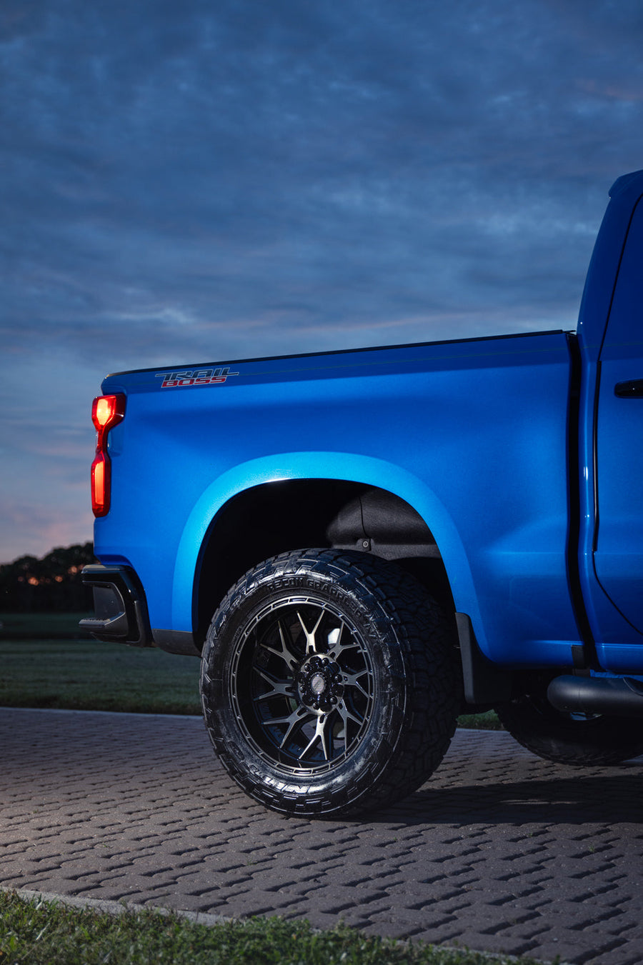 Chevy Silverado Z71 Trail Boss 4PLAY Wheels 4PL28 20x10 305x55x20 Nitto Recon Grappler