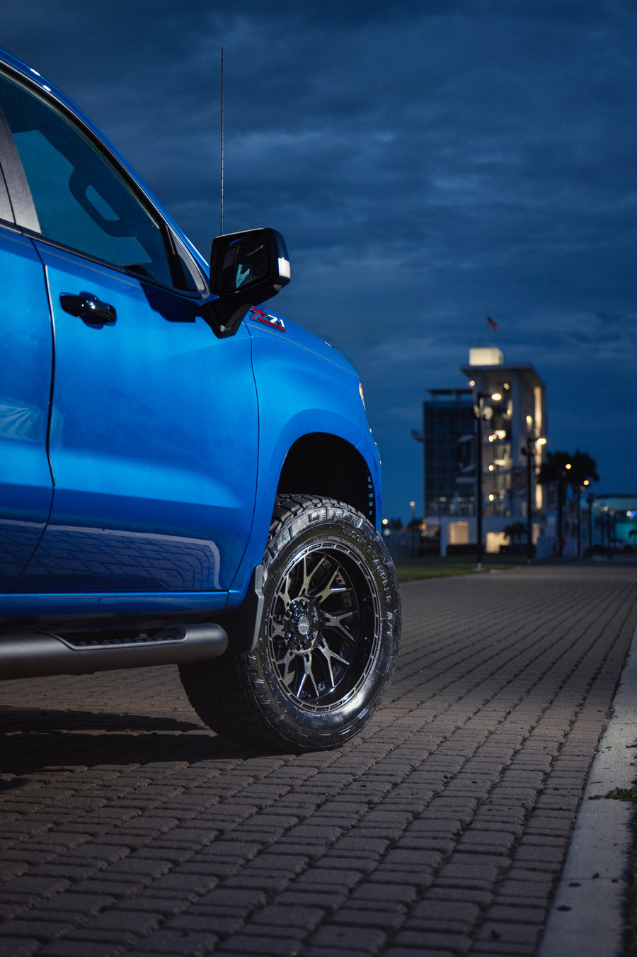 Chevy Silverado Z71 Trail Boss 4PLAY Wheels 4PL28 20x10 305x55x20 Nitto Recon Grappler