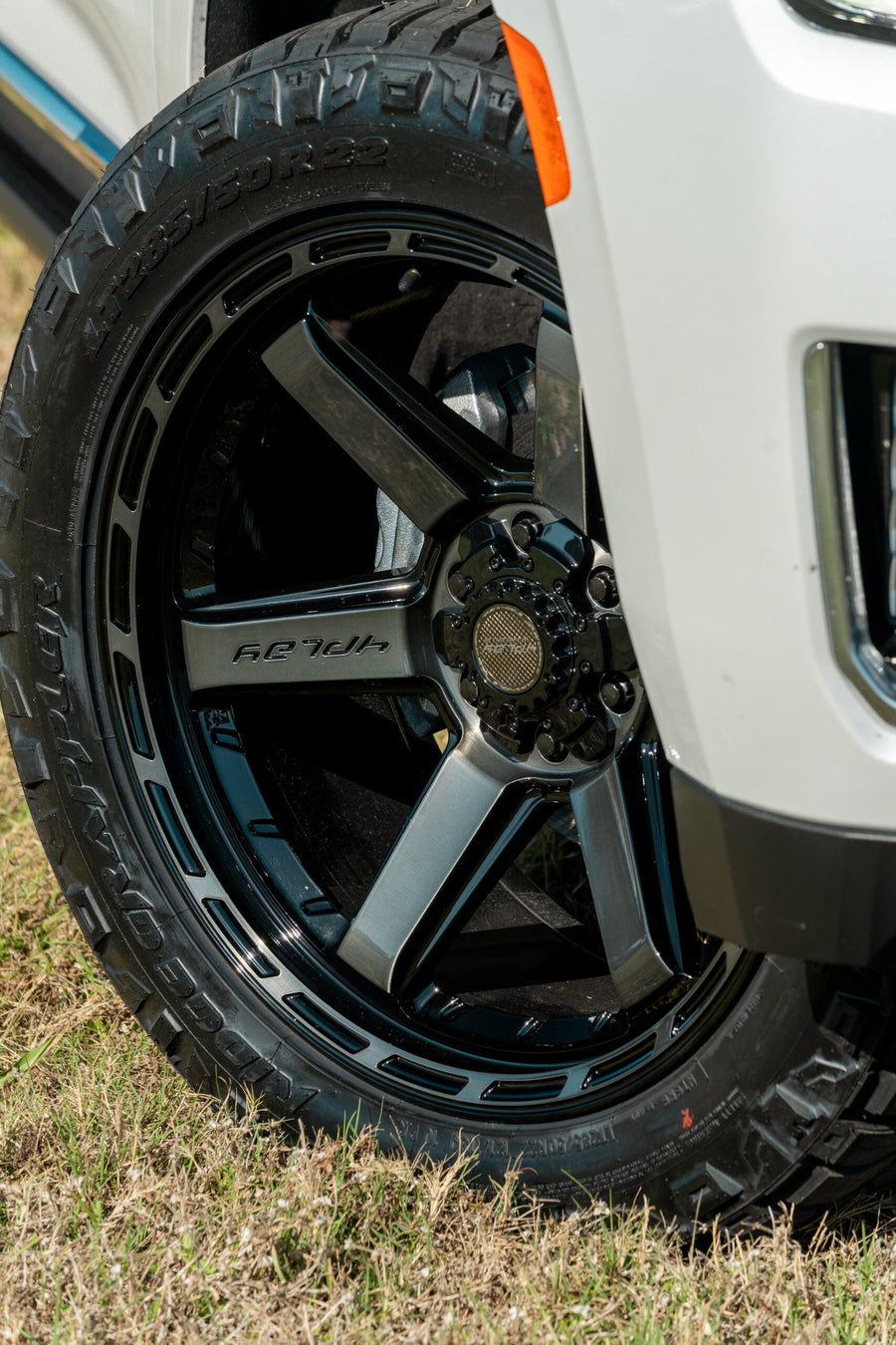GMC YUKON DENALI 4PLAY WHEELS 4P63 22X10 285_50_22 TIRES NO LIFT