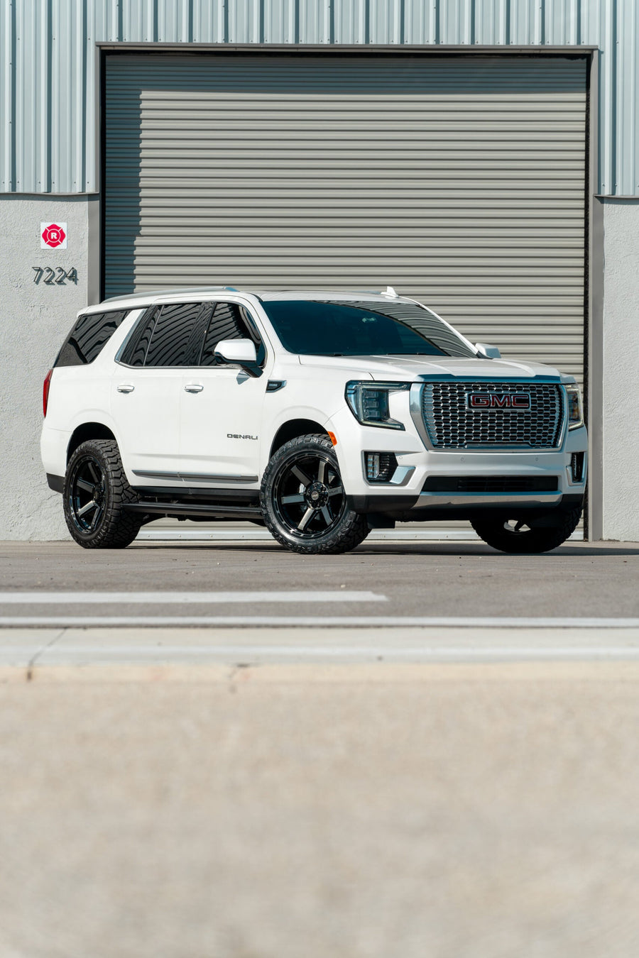 GMC YUKON DENALI 4PLAY WHEELS 4P63 22X10 285_50_22 TIRES NO LIFT
