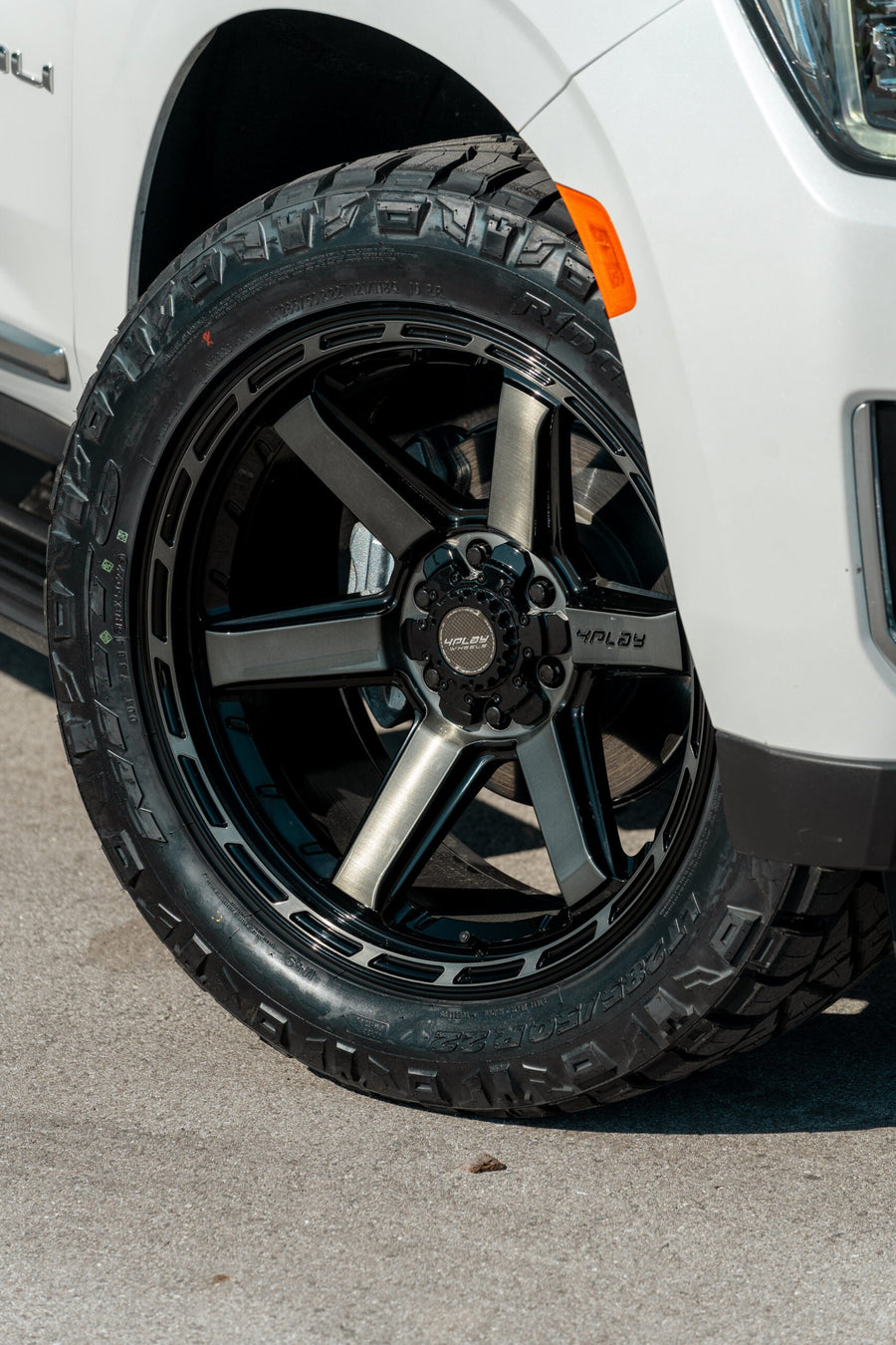 GMC YUKON DENALI 4PLAY WHEELS 4P63 22X10 285_50_22 TIRES NO LIFT