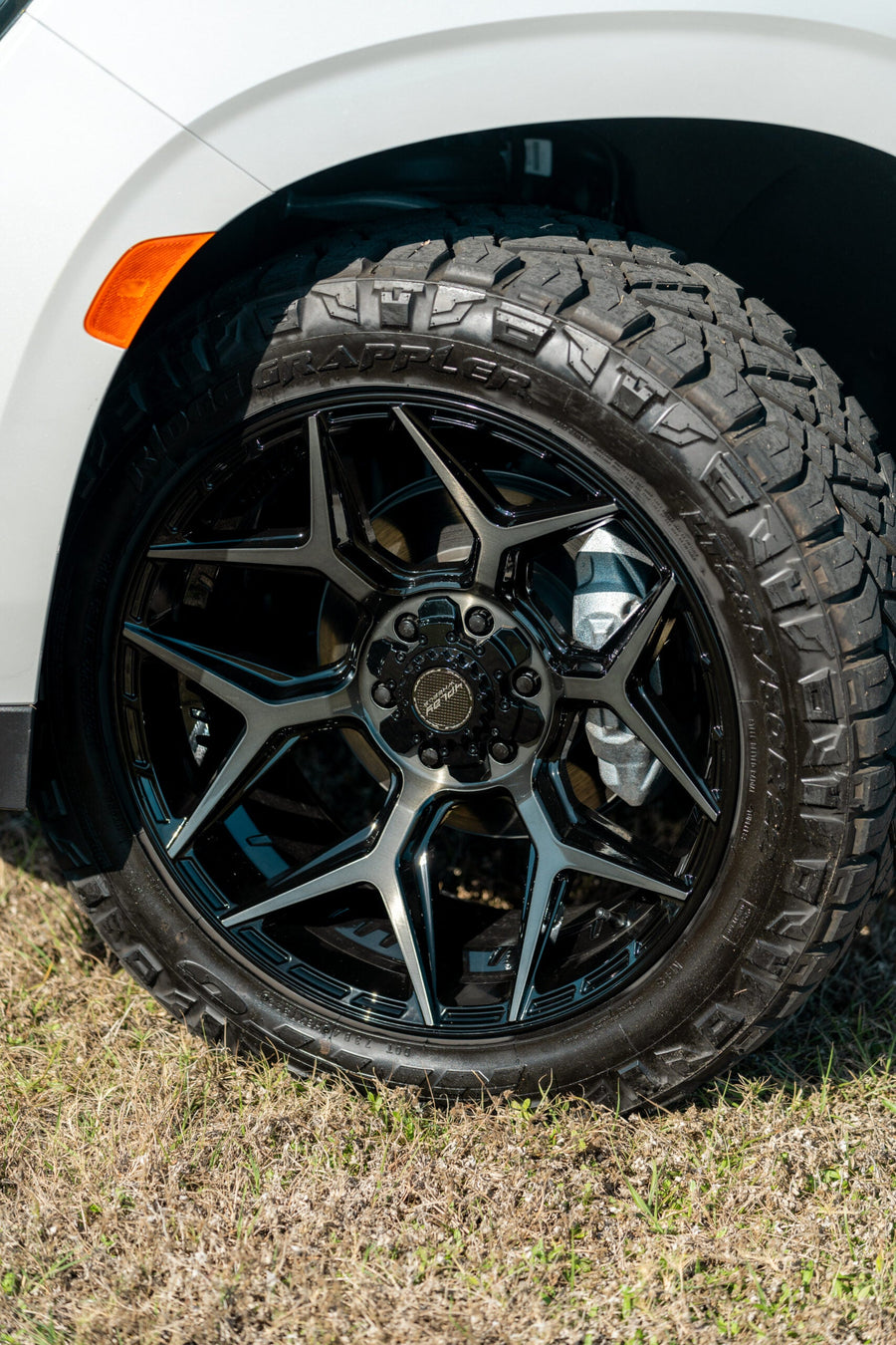 GMC YUKON DENALI 4PLAY WHEELS 4P06 22X10 285_50_22 TIRES NO LIFT