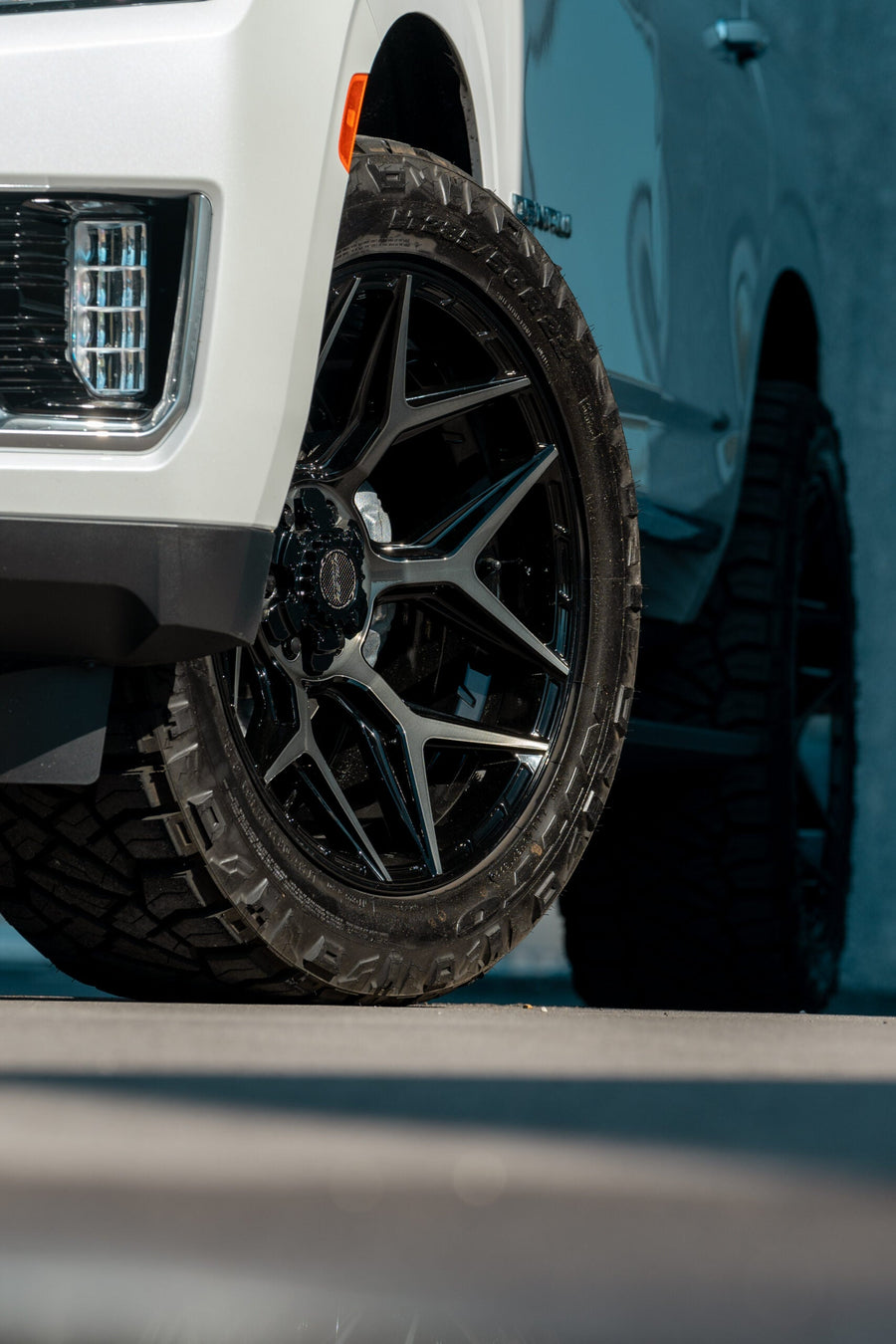 GMC YUKON DENALI 4PLAY WHEELS 4P06 22X10 285_50_22 TIRES NO LIFT