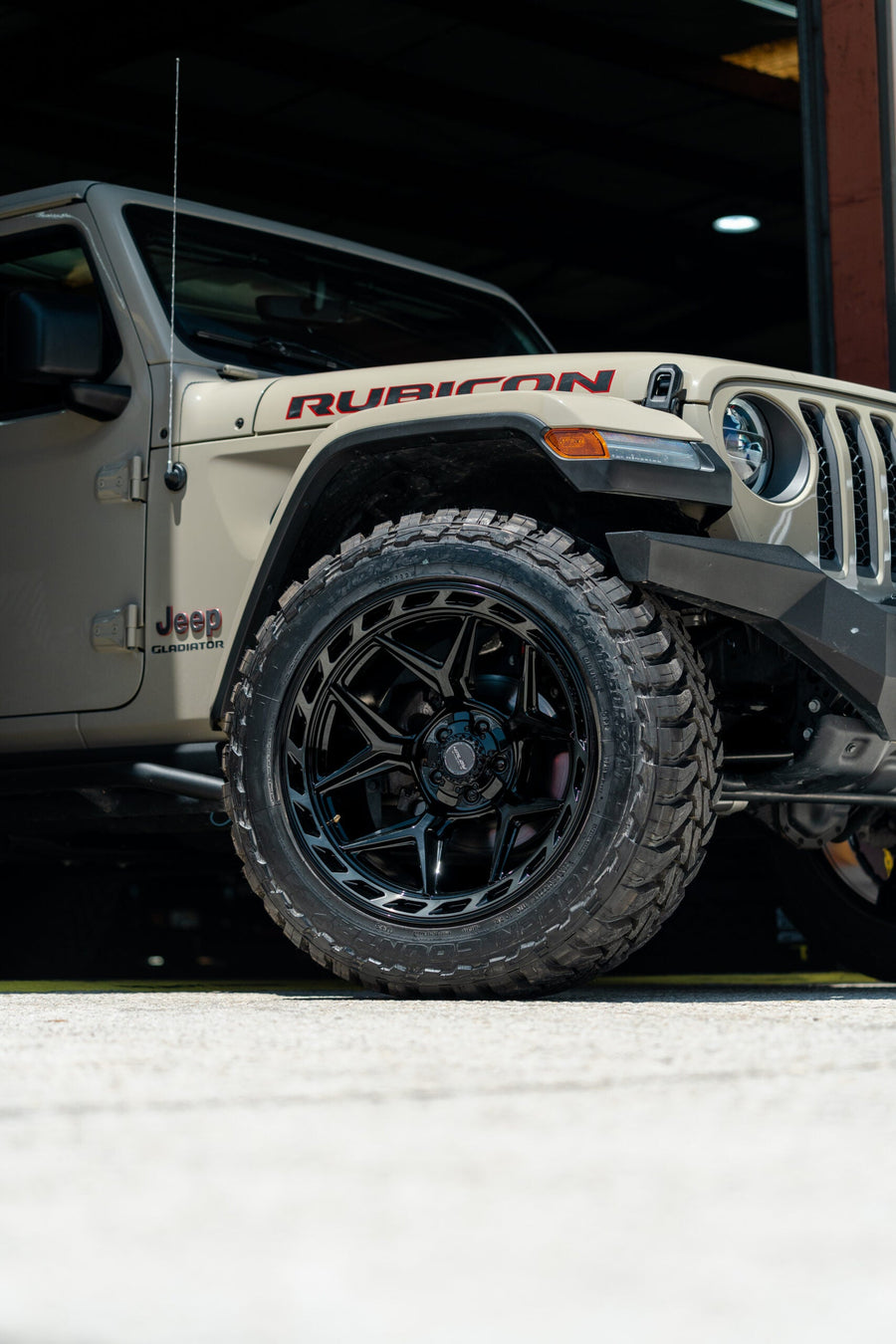 JEEP GLADIATOR RUBICON 4PLAY WHEELS 4P55 22X12 35X12.5X22 TOYO TIRES STOCK SUSPENSION