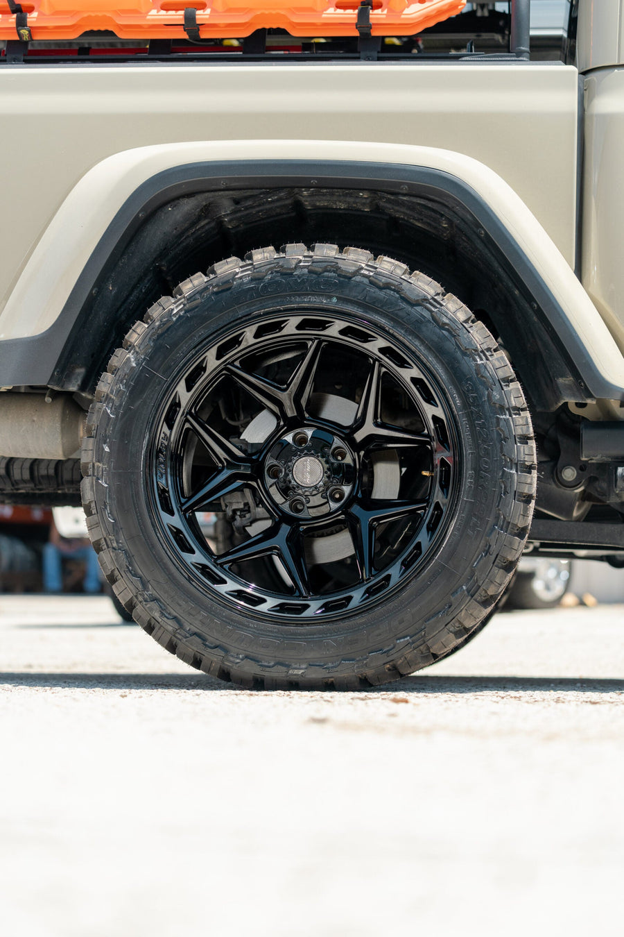 JEEP GLADIATOR RUBICON 4PLAY WHEELS 4P55 22X12 35X12.5X22 TOYO TIRES STOCK SUSPENSION