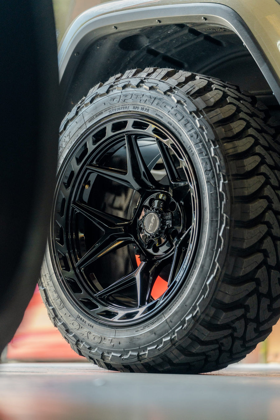 JEEP GLADIATOR RUBICON 4PLAY WHEELS 4P55 22X12 35X12.5X22 TOYO TIRES STOCK SUSPENSION