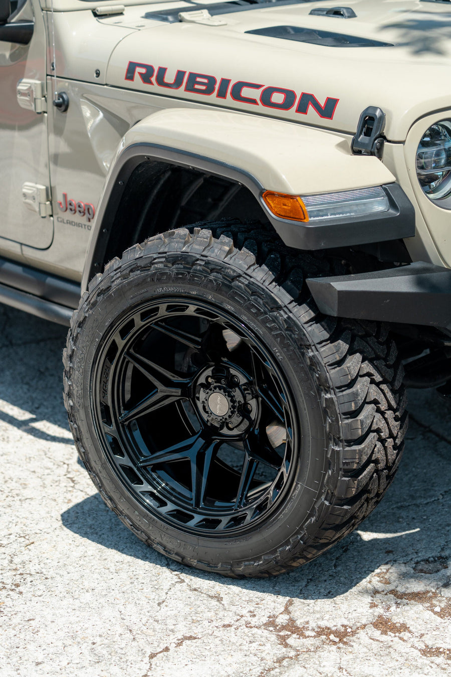 JEEP GLADIATOR RUBICON 4PLAY WHEELS 4P55 22X12 35X12.5X22 TOYO TIRES STOCK SUSPENSION