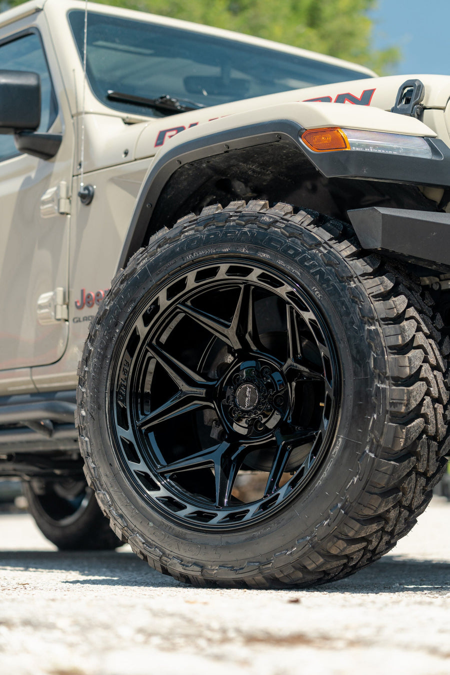 JEEP GLADIATOR RUBICON 4PLAY WHEELS 4P55 22X12 35X12.5X22 TOYO TIRES STOCK SUSPENSION