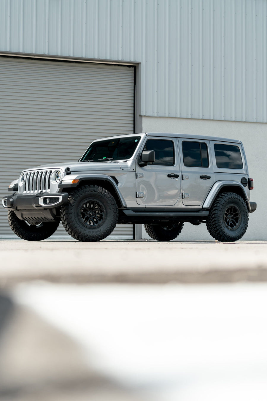 JEEP WRANGLER DEFIANT WHEELS RIMS DF01 BLACK 35X12.5X17 TOYO TIRES NO LIFT STOCK SUSPENSION