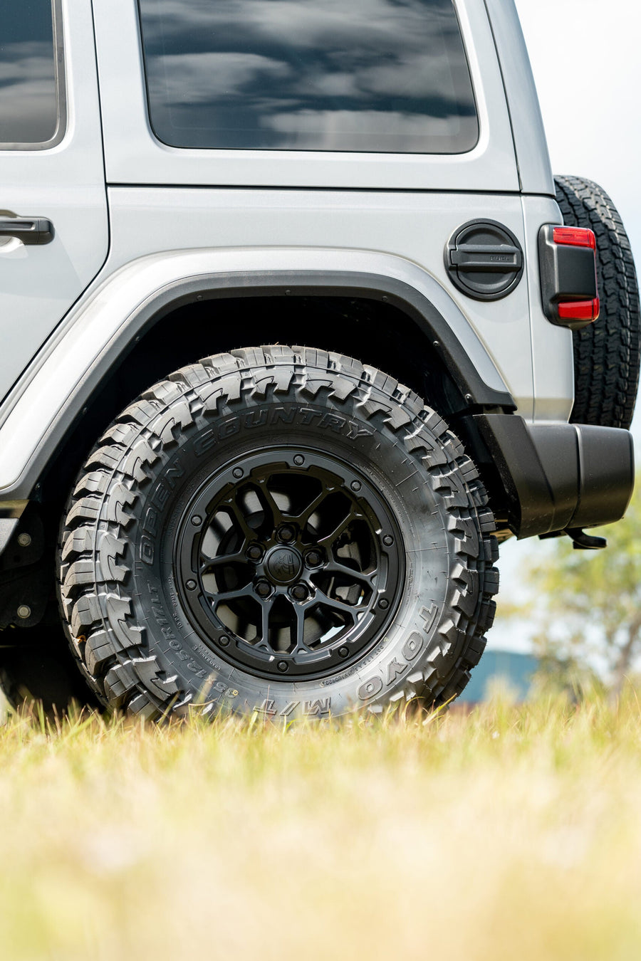 JEEP WRANGLER DEFIANT WHEELS RIMS DF01 BLACK 35X12.5X17 TOYO TIRES NO LIFT STOCK SUSPENSION