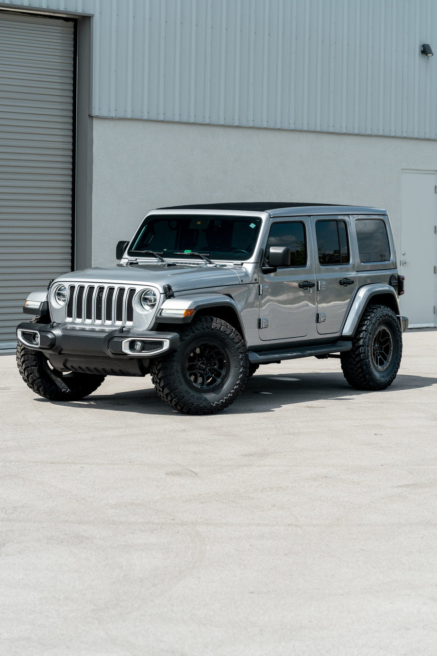 JEEP WRANGLER DEFIANT WHEELS RIMS DF01 BLACK 35X12.5X17 TOYO TIRES NO LIFT STOCK SUSPENSION