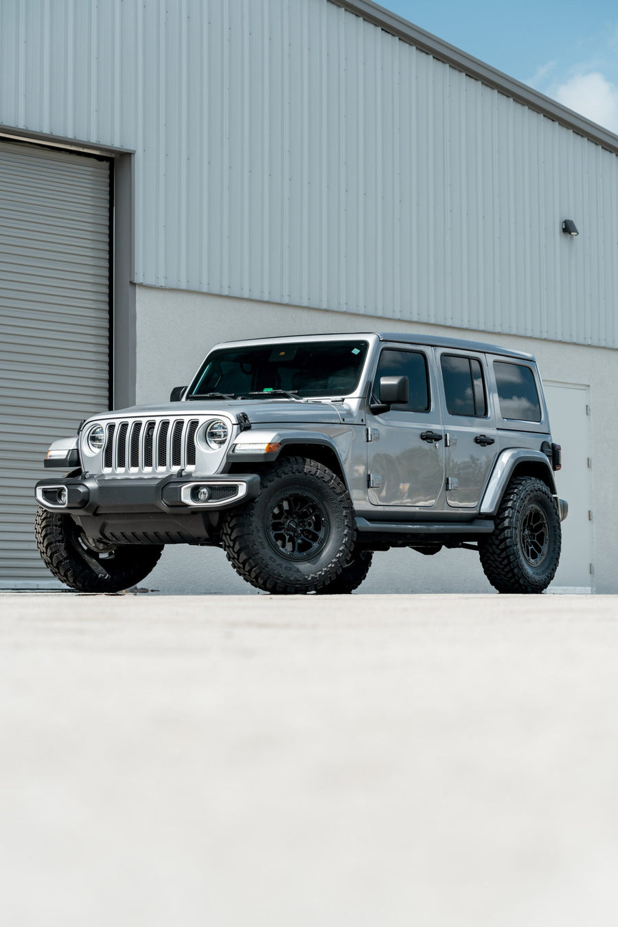 JEEP WRANGLER DEFIANT WHEELS RIMS DF01 BLACK 35X12.5X17 TOYO TIRES NO LIFT STOCK SUSPENSION
