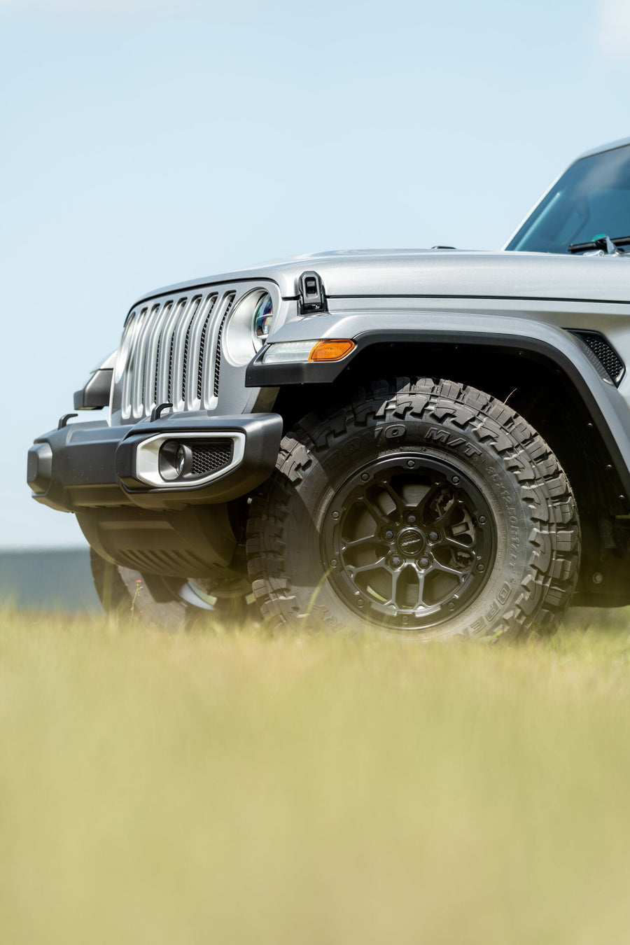 JEEP WRANGLER DEFIANT WHEELS RIMS DF01 BLACK 35X12.5X17 TOYO TIRES NO LIFT STOCK SUSPENSION