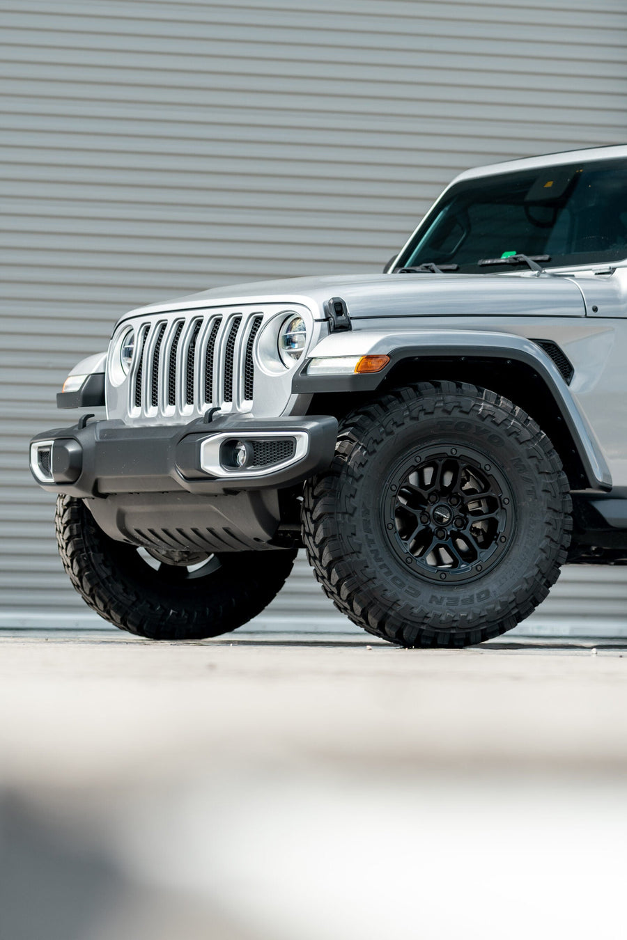 JEEP WRANGLER DEFIANT WHEELS RIMS DF01 BLACK 35X12.5X17 TOYO TIRES NO LIFT STOCK SUSPENSION