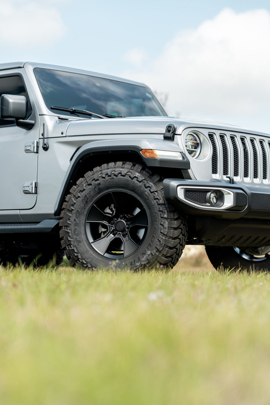 JEEP WRANGLER DEFIANT WHEELS RIMS DF02 BLACK 35X12.5X17 TOYO TIRES NO LIFT STOCK SUSPENSION