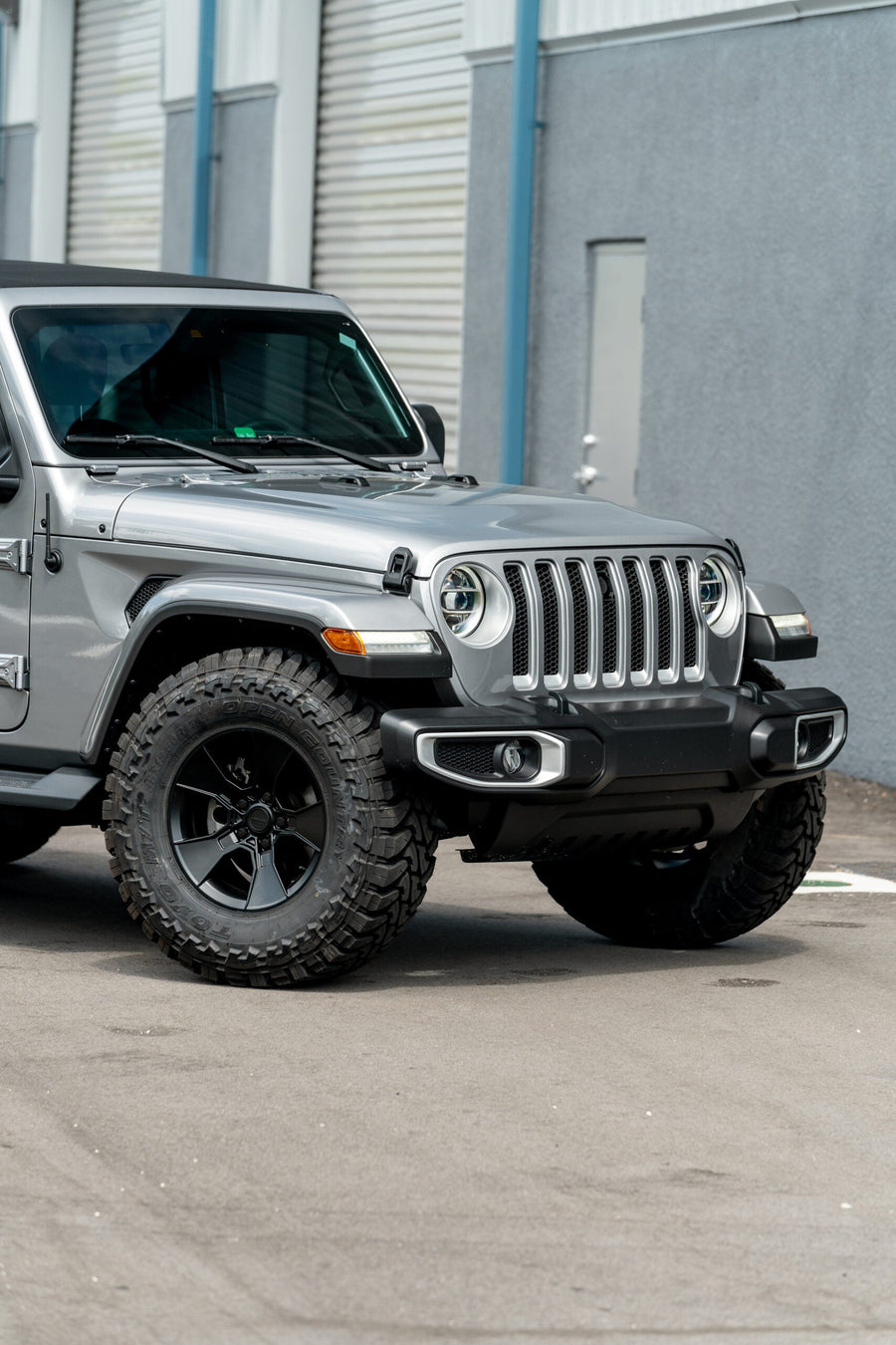 JEEP WRANGLER DEFIANT WHEELS RIMS DF02 BLACK 35X12.5X17 TOYO TIRES NO LIFT STOCK SUSPENSION