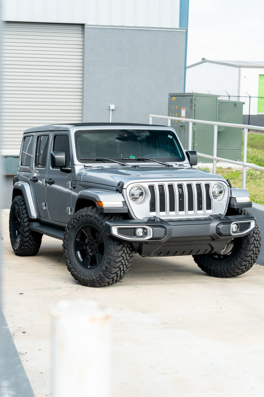 JEEP WRANGLER DEFIANT WHEELS RIMS DF02 BLACK 35X12.5X17 TOYO TIRES NO LIFT STOCK SUSPENSION