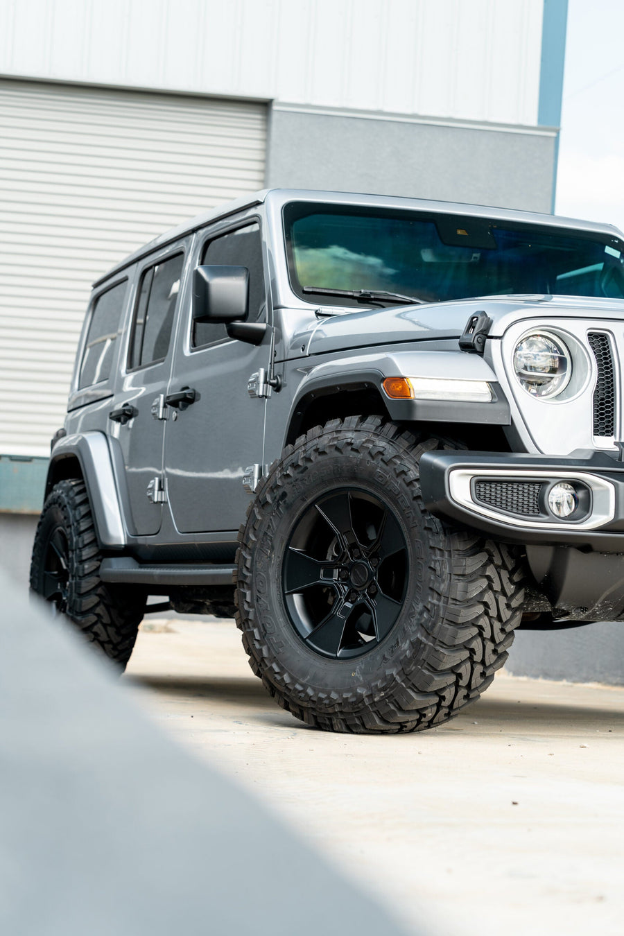 JEEP WRANGLER DEFIANT WHEELS RIMS DF02 BLACK 35X12.5X17 TOYO TIRES NO LIFT STOCK SUSPENSION