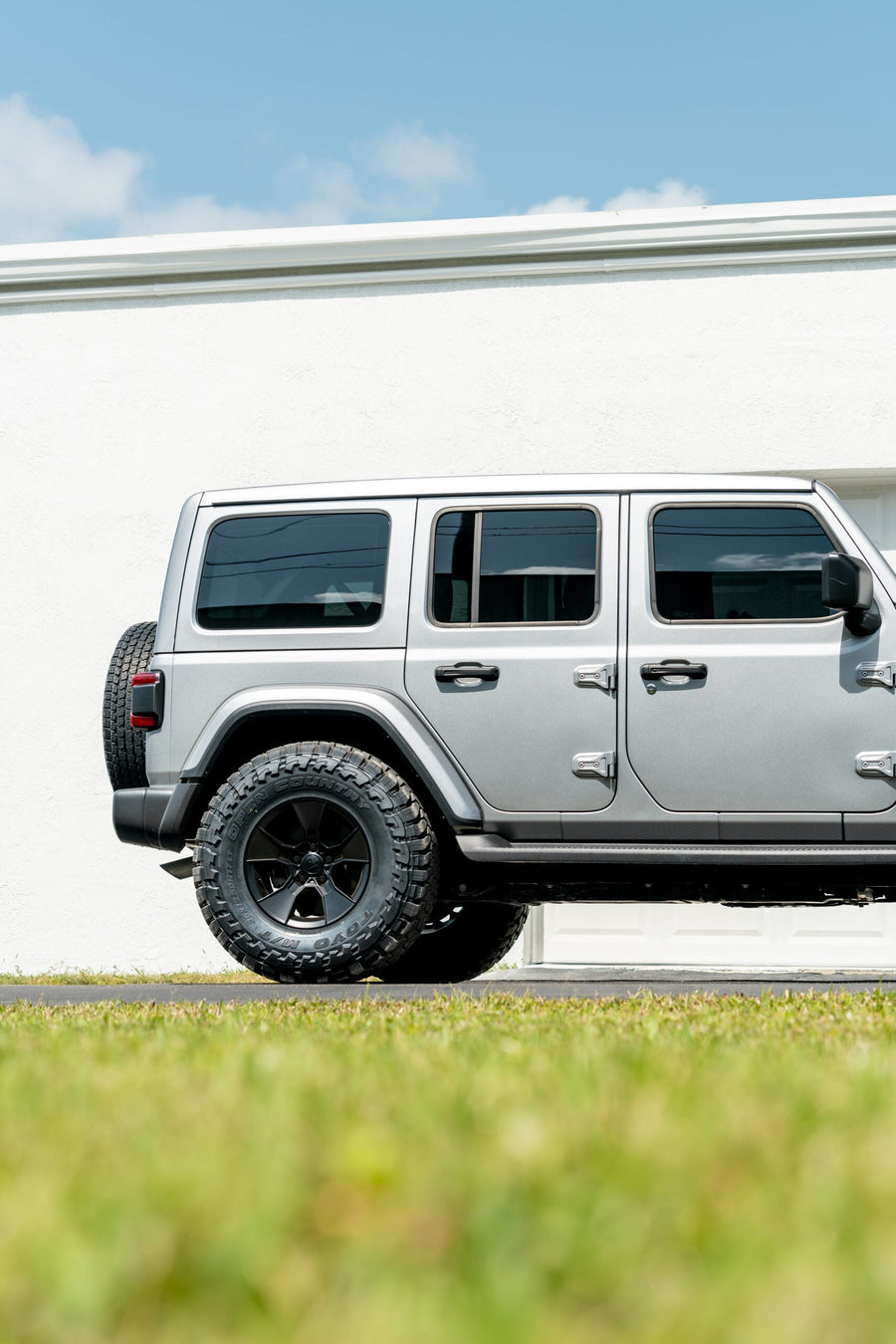 JEEP WRANGLER DEFIANT WHEELS RIMS DF02 BLACK 35X12.5X17 TOYO TIRES NO LIFT STOCK SUSPENSION
