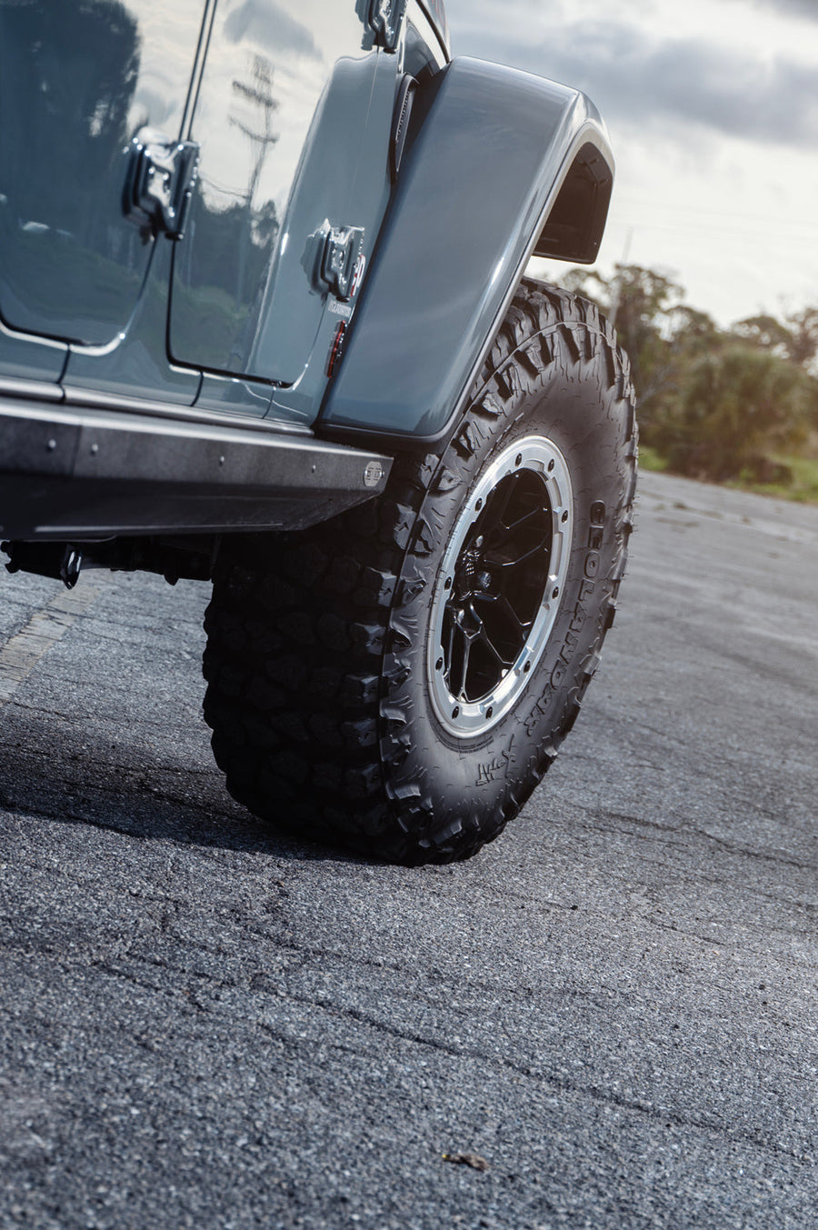 Jeep Gladiator DEFIANT Wheels DF01 Black Milled 17x8 37x12.5R17 Yokohama Tire