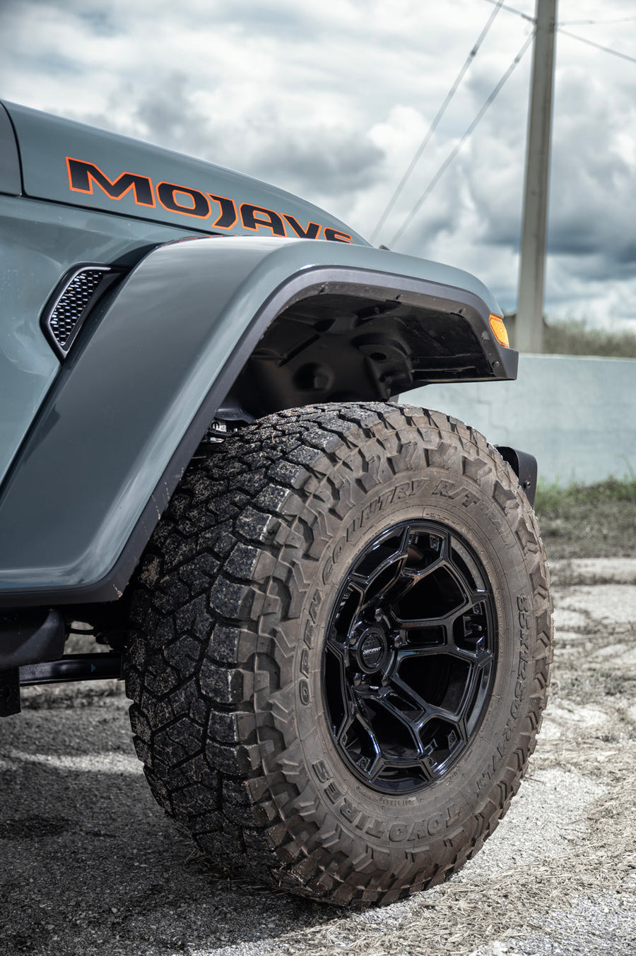 Jeep Gladiator DEFIANT Wheels DF03 Gloss Black 17×9 35x12.5x17 TOYO Open Country Tire 1
