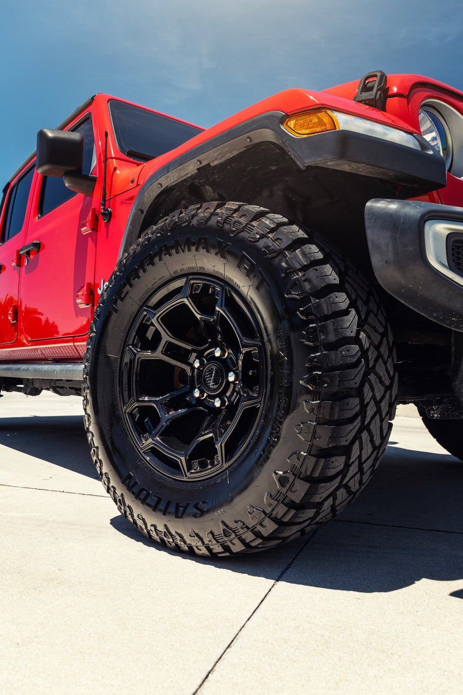 Jeep Gladiator DEFIANT Wheels DF03B Gloss Black 17x9 33-12.5-17 Sailun Tires