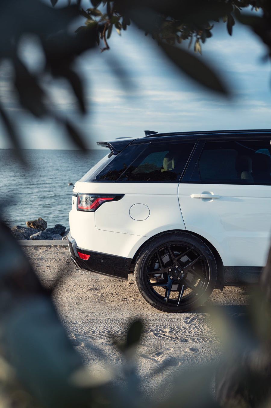 Land Rover Range Rover Sport DEFIANT Wheels DF05 Gloss Black 22x10 275-40-22 Pirelli Tire