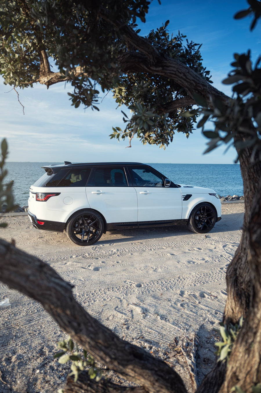 Land Rover Range Rover Sport DEFIANT Wheels DF05 Gloss Black 22x10 275-40-22 Pirelli Tire