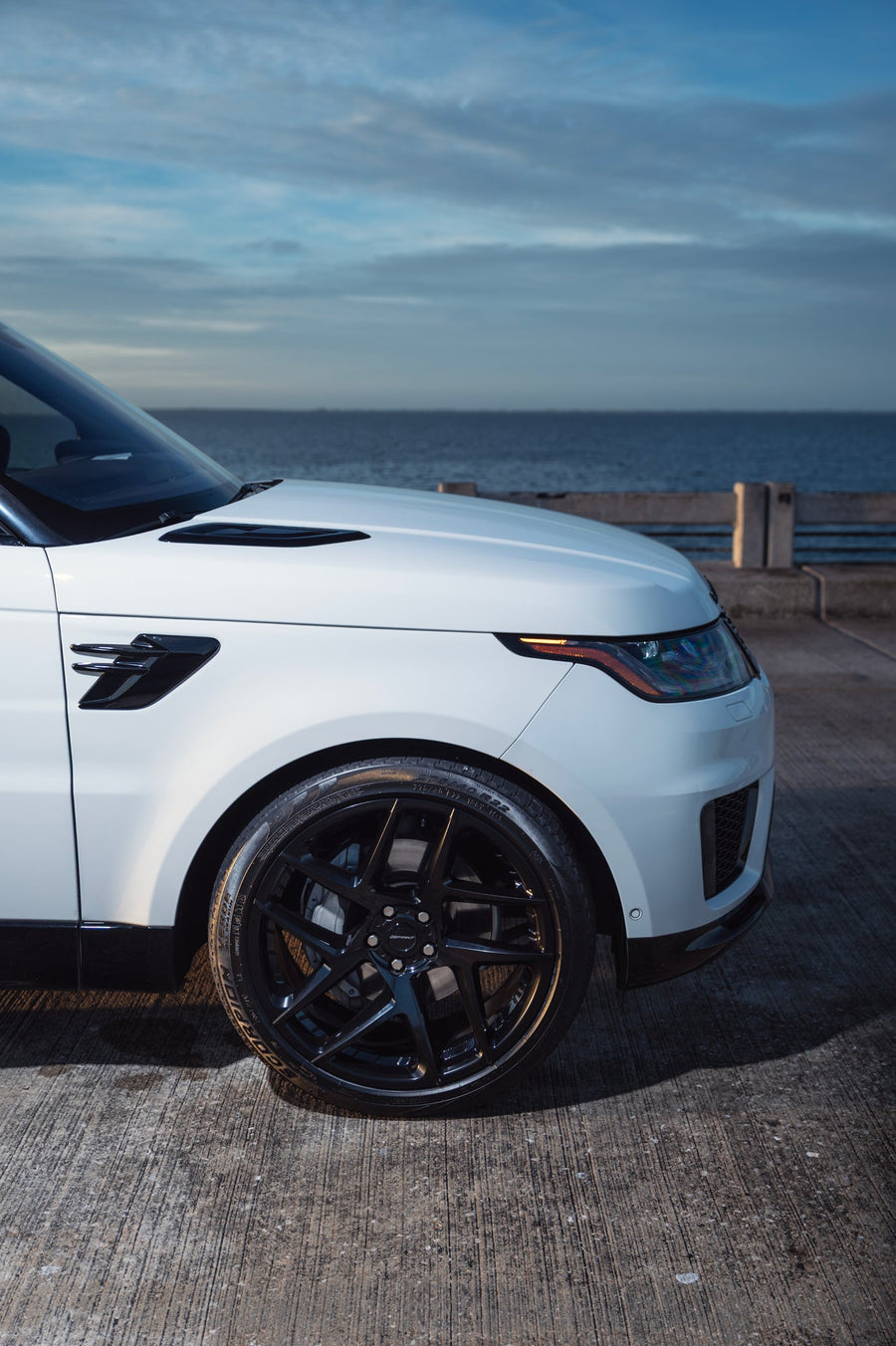 Land Rover Range Rover Sport DEFIANT Wheels DF05 Gloss Black 22x10 275-40-22 Pirelli Tire