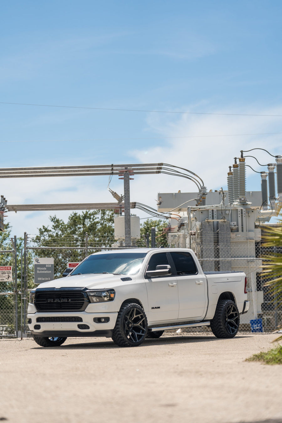 RAM 1500 4PLAY WHEELS 4P06 22X12 33X12.5X24 STOCK SUSPENSION