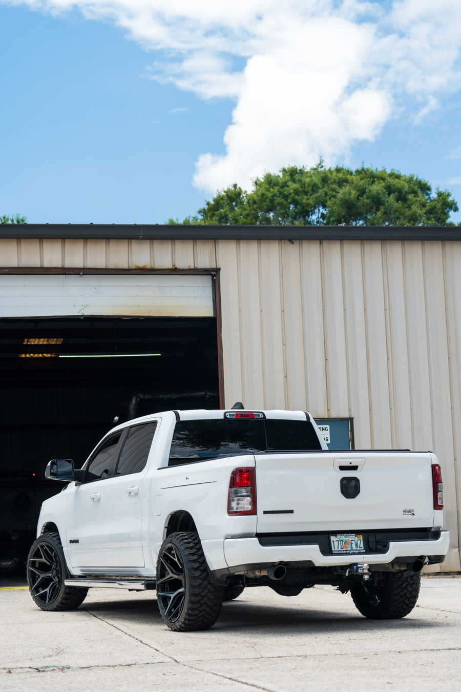 RAM 1500 4PLAY WHEELS 4P06 22X12 33X12.5X24 STOCK SUSPENSION