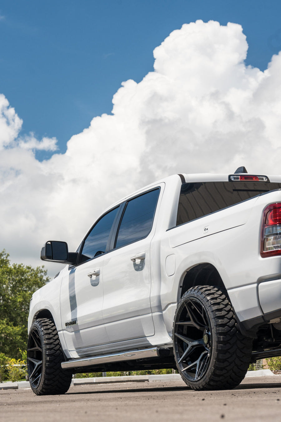RAM 1500 4PLAY WHEELS 4P06 22X12 33X12.5X24 STOCK SUSPENSION