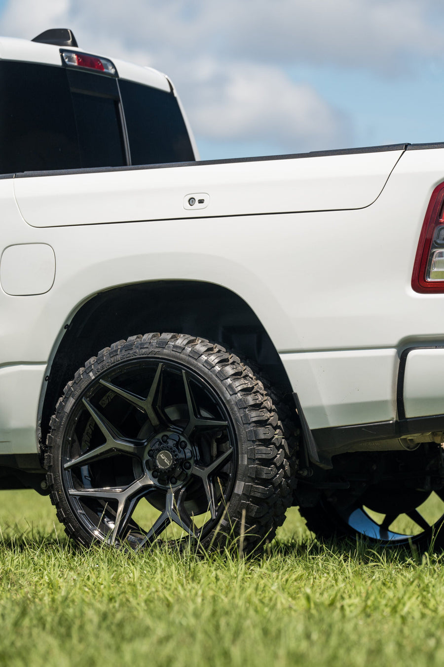 RAM 1500 4PLAY WHEELS 4P06 22X12 33X12.5X24 STOCK SUSPENSION