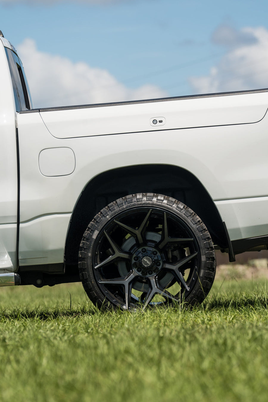 RAM 1500 4PLAY WHEELS 4P06 22X12 33X12.5X24 STOCK SUSPENSION