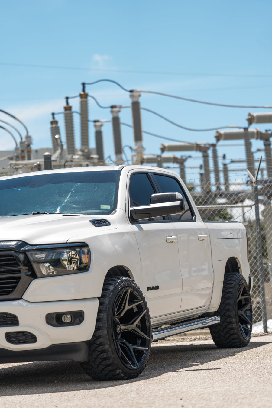 RAM 1500 4PLAY WHEELS 4P06 22X12 33X12.5X24 STOCK SUSPENSION