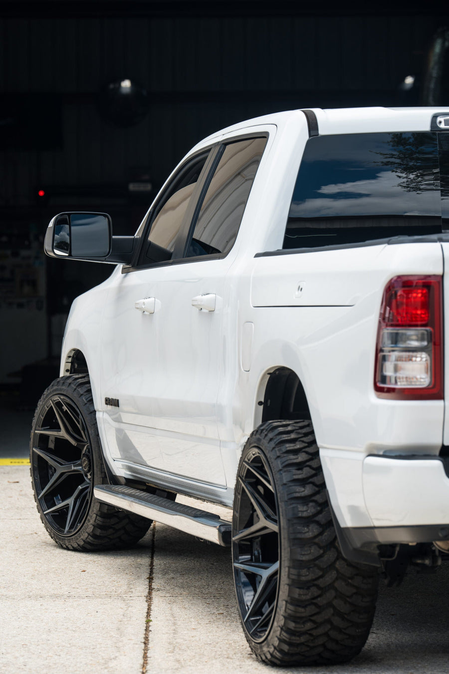 RAM 1500 4PLAY WHEELS 4P06 22X12 33X12.5X24 STOCK SUSPENSION