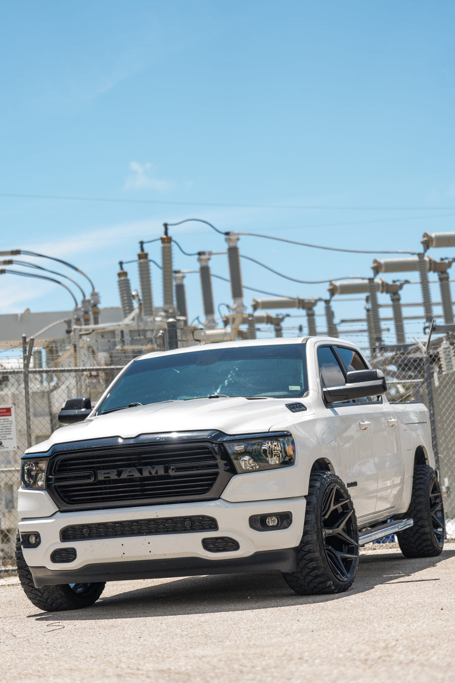 RAM 1500 4PLAY WHEELS 4P06 22X12 33X12.5X24 STOCK SUSPENSION