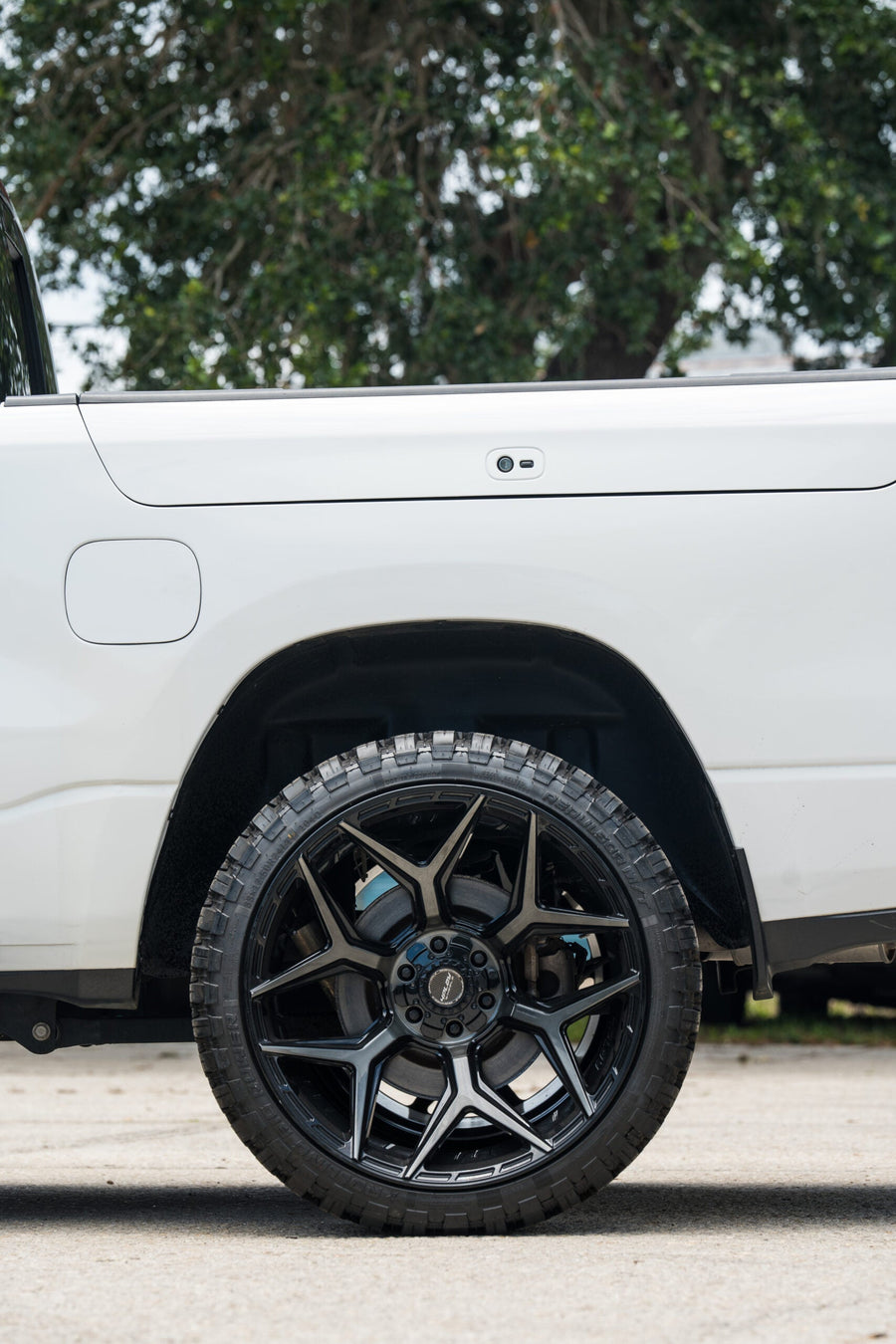 RAM 1500 4PLAY WHEELS 4P06 22X12 33X12.5X24 STOCK SUSPENSION
